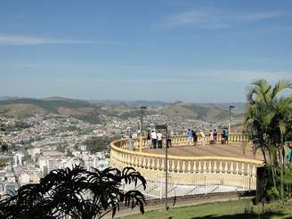 Casarões históricos, ruas movimentadas e bairros cheios de bares e cafés fazem parte do cotidiano juiz-forano – Wikimedia Commons/Rcandre