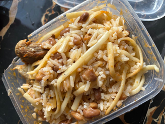 Em imagem da marmita, obtida pelo Terra, é possível ver pontos pretos no alimento referentes à substância tóxica