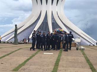 Policiais militares compraram água de coco enquanto manifestantes invadiam o Congresso, o STF e o Palácio do Planalto.