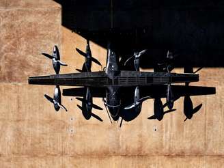 Protótipo de aeronave elétrica de pouso e decolagem vertical (eVTOL), ou 'carro voador', da Eve Air Mobility