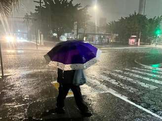 Cena de chuva na Avenida Professor Celestino Bourrol, no bairro do LImão.