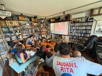 Kleber Mendonça Filho acompanhou o anúncio do Oscar 2026 ao lado de amigos, em Recife