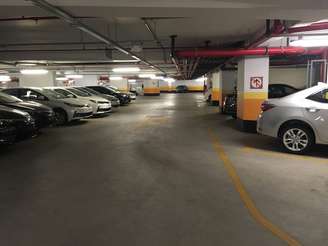 Parar em vagas para deficientes ou idosos sem permissão pode gerar multa e dedução de sete pontos na CNH