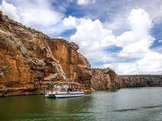 Guia de viagens desbravando os Cânions do Xingó, destino imperdível na divisa entre Sergipe e Alagoas.