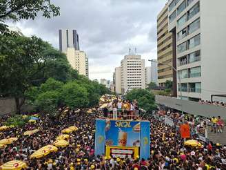Bloco Skol, com DJ Calvin Harris, levou multidão à Rua da Consolação, no centro da cidade