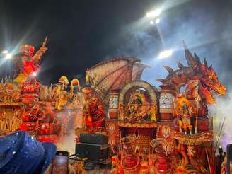 Famoso dragão da escola voltou à avenida após dois anos.
