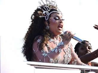 Glória Groove arrasta o bloco Agrada Gregos no Parque do Ibirapuera