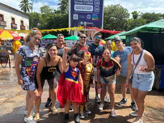 Família de Mathes Carvalho (fantasiado de Capitão América) frequenta o bloco todos os anos para curtir com as crianças