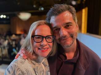 Amy Madigan e Wagner Moura em almoço dos indicados ao Oscar, em foto tirada pelo diretor Kleber Mendonça Filho