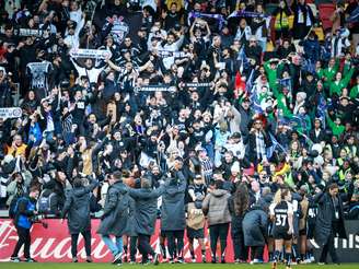Torcida do Corinthians apoiando a equipe feminina no Mundial de Clubes 