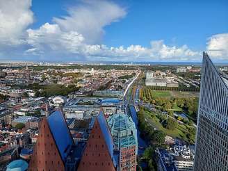 Algumas cidades ficam abaixo do nível do mar devido a características geológicas, como depressões tectônicas. Quando se fala nesse assunto logo vem à mente e Holanda que, por sinal, se chama justamente “Países Baixos” .