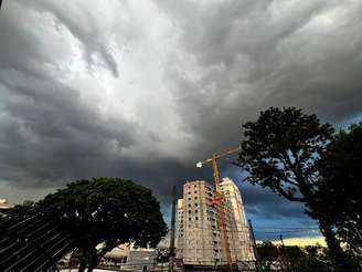 Nuvens carregadas vistas na região de Itaquera, zona leste da cidade.