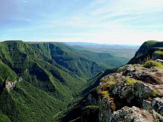 Cambará do Sul, a cidade dos cânios, encanta viajantes apaixonados por trilhas, cachoeiras e natureza preservada.
