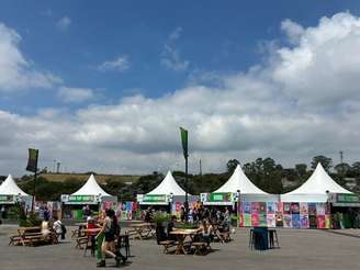 Praça de alimentação nas primeiras horas do Lollapalooza 2026