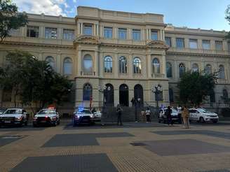 Cerca de 20 estudantes participam do protesto no prédio da Secretária de Educação