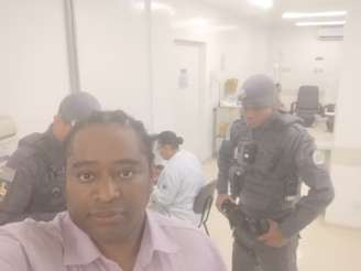 Homem já foi conduzido quatro vezes para a delegacia por ser confundido com foragido da Justiça