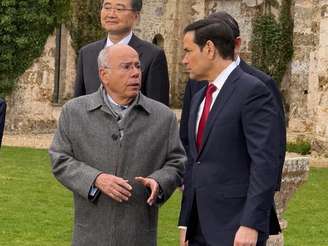 O Ministro das Relações Exteriores do Brasil, Mauro Vieira, e Marco Rubio interagem durante fotografia oficial dos chanceleres na reunião do G-7, na França.