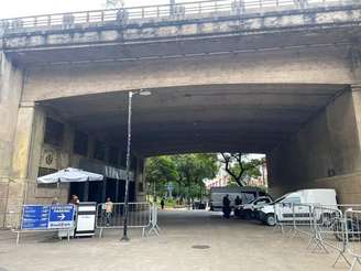 Estacionamento irregular debaixo do Viaduto do Chá, Centro de SP —