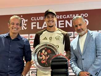 Pedro recebe homenagem após marca histórica no clube -
