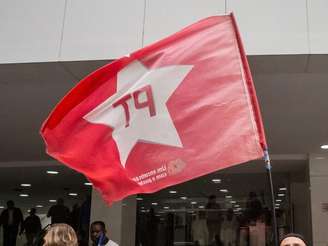 Congresso do PT vai aprovar documento fazendo comparações entre Lula e Bolsonaro