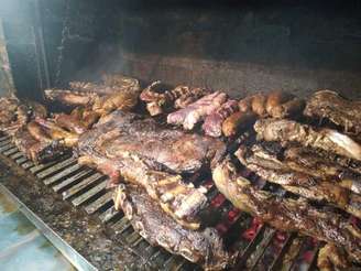 Carne de burro na churrasqueira - carnes e linguiças