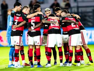 Jogadores do Flamengo em partida contra o Bragantino 