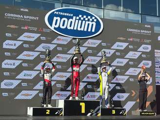 Leonardo Reis no topo do pódio da Stock Car