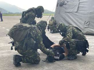 Aeronáutica treina militares no Rio para cenário de guerra nuclear