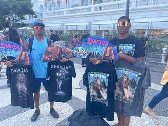 Com desempenho abaixo do esperado até o momento, vendedores apostam nos últimos dias para melhorar faturamento de produtos inspirados no show de Shakira, no Rio