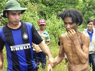 Lang sendo resgatado após 40 anos de isolamento na mata.