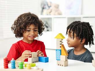 Irmaos brincando