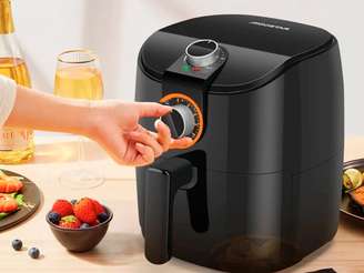 O truque do copo de água na airfryer para soltar a gordura e limpar é um dos melhores que me ensinaram