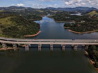 Imagem aérea do Rio Atibainha, altura da ponte Imperador Dom Pedro I e da ponte dos Lambaris na cidade de Nazaré Paulista, interior do estado de São Paulo