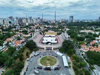 Imagem aérea captada por drone do Pacaembu, na região central, onde está sendo montada a estrutura do São Paulo Innovation Week.