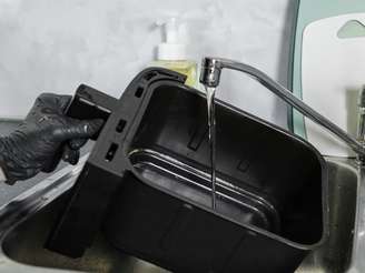 Airfryer sendo lavada.