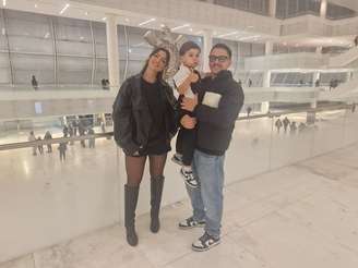 Davi, o 'Amuleto da Fiel', junto com seus pais Rafael e Monique na Neo Química Arena