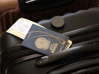 Passaporte Em Cima Da Mala