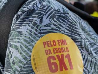 Pessoa com adesivo escrito