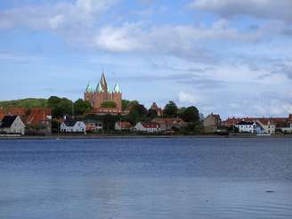 À beira do Mar Báltico, Kalundborg, na Dinamarca, tornou-se referência mundial por um motivo que vai muito além de suas paisagens portuárias – Domínio Público/Wikimedia Commons