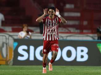 Dodo (Náutico) celebrando seu gol contra o América-MG, no dia 10.05.2026. 