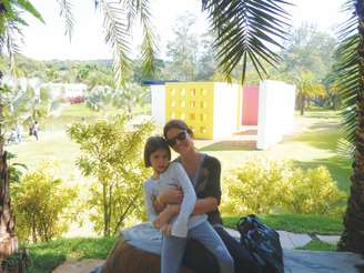 Paula Azevedo com a filha, em frente à obra de Oiticica, na primeira visita, em 2011