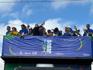 Flávio Bolsonaro e Jorge Messias ficam em lados opostos no palco da Marcha para Jesus, em São Paulo, nesta quinta-feira, 4