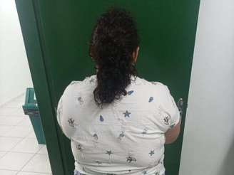 Mulher de 37 anos foi presa por enganar famílias afirmando ser adolescente