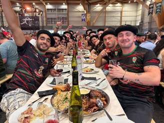 Boinas são uma espécie de uniforme nos banquetes, que incluem quatro pratos da gastronomia local