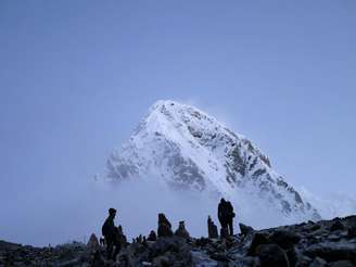 Pessoas escalando o Everest