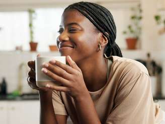 Mulher Feliz Tomando Cafe