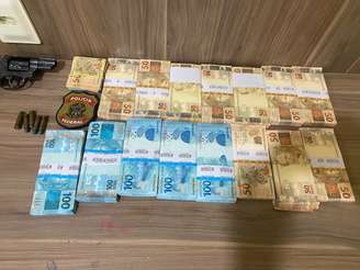 Itens apreendidos pela PF; prefeito afirma que polícia não localizou dinheiro em espécie na sua casa