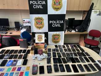 Celulares roubados que faziam parte de esquema de criminosos.