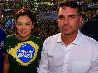 Flávio e Michelle em ato pela anistia em outubro de 2025; na última semana, Michelle postou vídeo em que acusa o senador de desrespeito