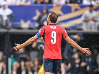 Harry Kane usa 'aliança de esparadrapo' para homenagear a esposa, Katie Goodland